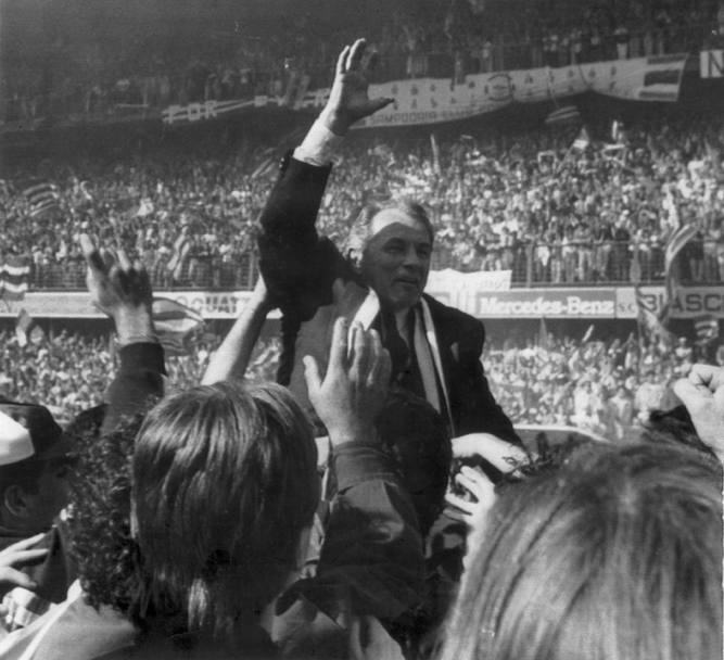 Genova, 19 maggio 1991: festeggiamenti per la Sampdoria campione d’Italia. L’allenatore Vujadin Boskov portato in trionfo dai giocatori (Ansa) 